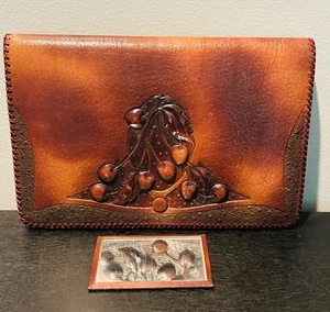 Portafoglio / pochette vintage in pelle lavorata "Ciliegie" con specchio di Kaser Art Leather Shop - Foto 1 di 15