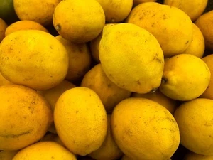 Frische gelbe Sorrent Zitronen von RawJoy Farm - Bild 1 von 2