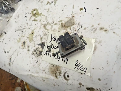 Yamaha 1973 Yamaha AT3 125 colector de admisión/válvula de caña junta de carburador/pernos Foto 1 de 4