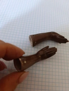 Keramikhände dunkle Farbe Von antiker Puppe - Bild 1 von 13