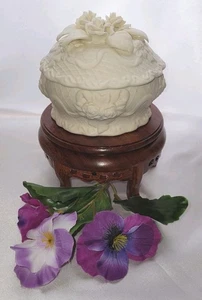 Caja de baratija redonda de porcelana sin esmaltar de colección adornada con rosas, cinta y celosía - Imagen 1 de 8