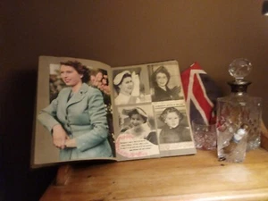 Vintage Queen Elizabeth II Prinz Charles Königliche Familie Krönung Sammelalbum  - Bild 1 von 12