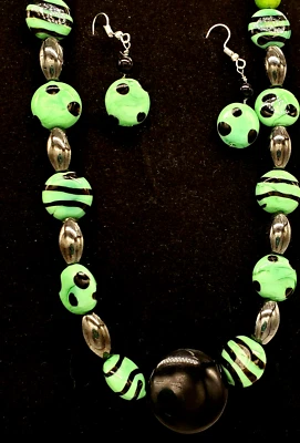 nuevo JUEGO DE COLLAR ELÁSTICO CON CUENTAS DE VIDRIO MURANO pendientes VERDE NEGRO monedas cuentas b28 Foto 1 de 3