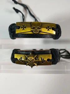 2 Armbänder / Totenkopf / Messing mit schwarzen Lederbändern - Bild 1 von 2