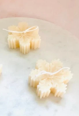 Juego de 2 velas de cera de abejas copo de nieve nuevas con etiquetas Foto 1 de 3