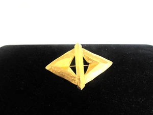 Broche prendedor modernista grueso cepillado tono oro en forma de diamante 2-1/4" X 1-5/8" - Imagen 1 de 4