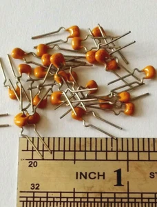 50 pezzi 50V 0,1uF 20% 100 NF BC 104 condensatore ceramico radiale NOS - Foto 1 di 2