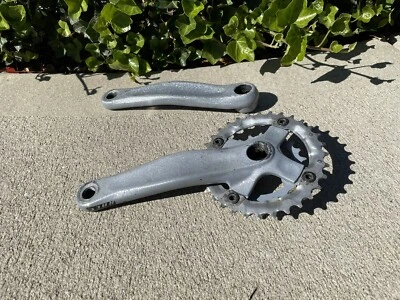 Кривошипная система Bontrager Race Mtb - окрашенная распылителем - тройная с 2 кольцами - шлицы Isis - Изображение 1 из 4