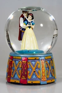 PALLA DI VETRO CON NEVE DA COLLEZIONE FIGURINA WALT DISNEY #55 - Foto 1 di 6