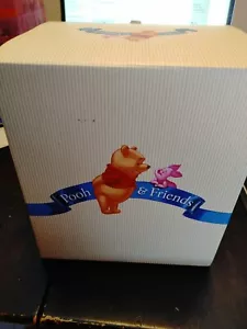 Figura de esquí de Disney Pooh and Friends Look Out Snow Here We Go 11F 300320 nueva en caja - Imagen 1 de 4