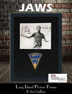 Jaws Roy Scheider Signed Photo w/ Amity Police Patch – Framed – JSA LOA III - Foto 1 di 8