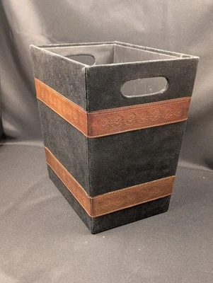 Canasta de papel de desecho marrón de gamuza con borde de cuero con herramientas según Global Views  Foto 1 de 4