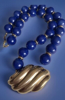 17" AVON BLUE ACRYLIC BEADS GOLD TONED ROUNDELS & SHELL CENTERPIECE NECKLACE Z16 - Image 1 of 4