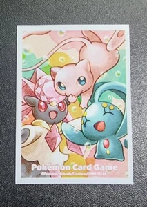 1 SLEEVE N°020 POKÉMON CENTER MEW & MANAPHY & DIANCIE COLLECTOR - Foto 1 di 1