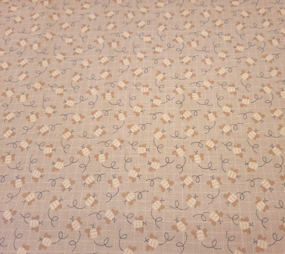 Little Critters BTY P&B Textiles Gris Tonal Bronceado Abejorros Foto 1 de 3