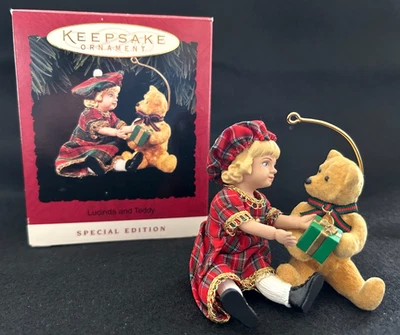 Hallmark Keepsake Ornaments - "Lucinda y peluche", niña con oso de peluche, (1994) Foto 1 de 4