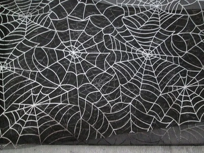 De colección. Halloween Lg. Telas de araña plateadas metálicas en tela negra transparente 62" de ancho x 1 yarda Foto 1 de 4