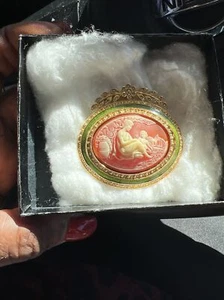 JOAN RIVERS HIGH RELIEF CAMEO WITH PIN BROOCH FABULOUS!!! - Picture 1 of 4