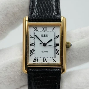 Reloj de cuarzo Bill Blass "Tank" para dama tono dorado con esfera blanca y números romanos - Imagen 1 de 19