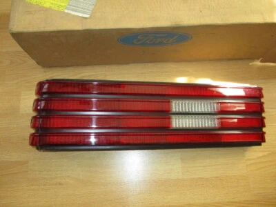 Conjunto de lámpara de luz de freno trasero usada FORD OEM E6YY-13405-A LH 85-87 Mercury Lynx Foto 1 de 4