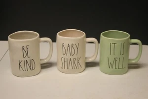 3 Tazzine da caffè in ceramica Rae Dunn È BELLO CON LA MIA ANIMA, Baby Shark. essere gentile - Foto 1 di 4