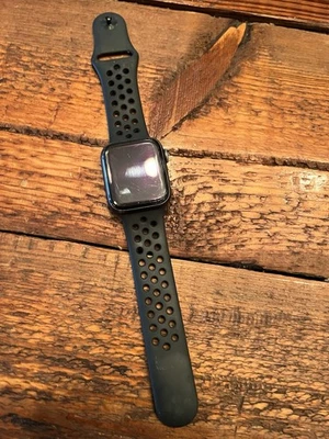 Apple Watch Series 6 40 毫米深空灰色铝合金表壳配耐克黑色运动型表带 — 第 1/3 张图片