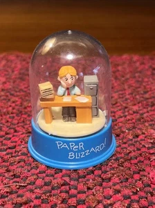 Kleiner Büroangestellter Gag Geschenk | Papier Blizzard Globus 2,5 Zoll - Bild 1 von 10
