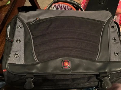 Swiss Gear Messenger Bag School or Business Bag 17 in Lapto with 5 pockets - Image 1 of 4