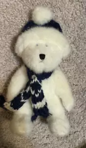 Peluche piccolo orso bianco Boyd's Bear con cappello invernale blu e sciarpa peluche - Foto 1 di 2