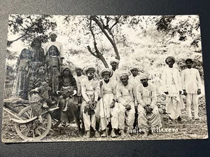 AK Indianer Dorfbewohner sitzen auf Wagen Indien Echtfoto RPPC - Bild 1 von 2