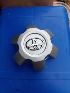 Tapa central de llanta de aleación Toyota Tacoma 2005-2015 original OEM 42603AD040 - Imagen 1 de 6