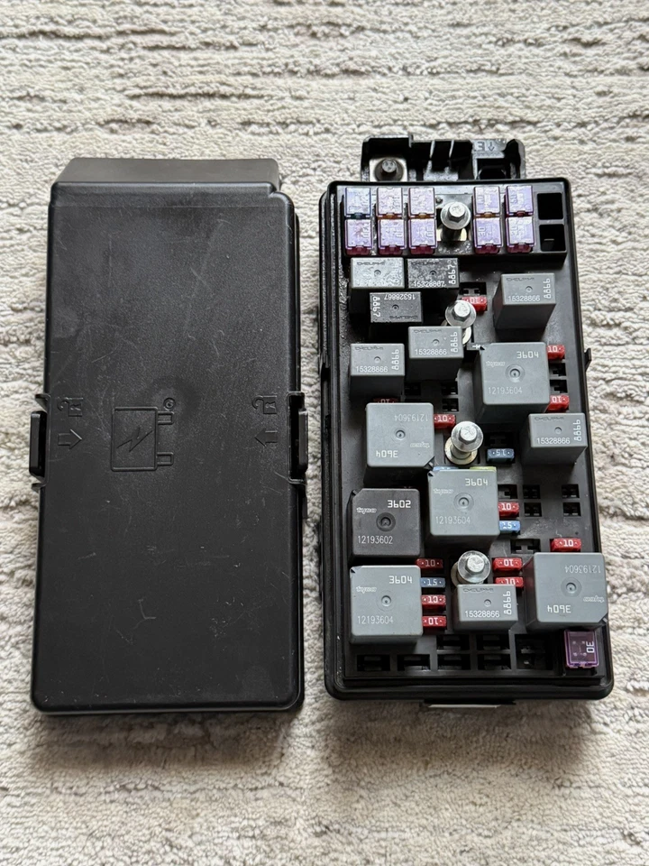 🔥 Módulo de relé de caja de fusibles Saturn Aura XE 2008 3,5 L sin faros antiniebla de fábrica 🔥 Foto 1 de 4