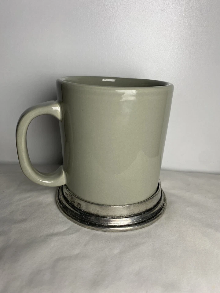 全新 罕见 ARTE ITALICA 托斯卡纳马克杯鼠尾草绿色瓷器 带锡质底座手柄 — 第 1/4 张图片