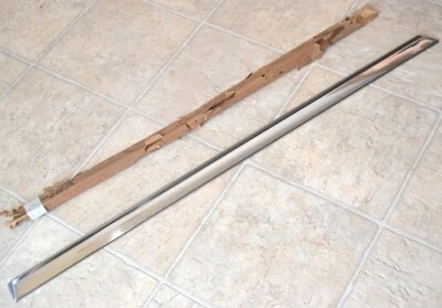 Ford Custom Deluxe 1949-1950 4 puertas puerta trasera derecha moldura carrocería inferior nuevo de lote Foto 1 de 4