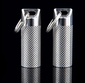 Portapillole impermeabile in titanio mini custodia portabottiglie portachiavi esterno EDC strumenti - Foto 1 di 11
