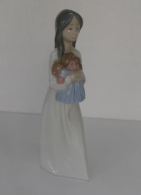 LLADRO NAO FIGURINE RETIRED GIRL WITH DOLL DAISA 1990 23.5 CM. - image 1 of 4