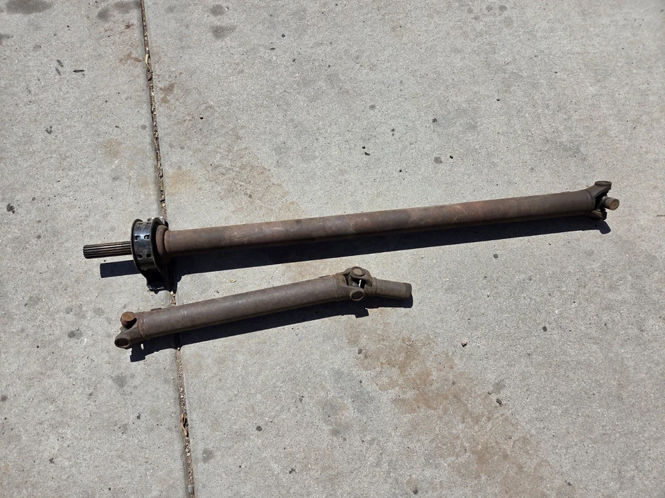 Camión Chevy C10 1960-1962 plataforma larga eje de transmisión de 4 velocidades nuevas juntas en U y portador Foto 1 de 1