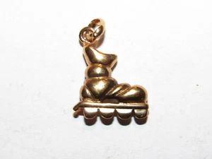 01J13 JOLI MEDAILLON PENDENTIF BIJOU EN PLAQUE OR ROLLERS - Picture 1 of 2