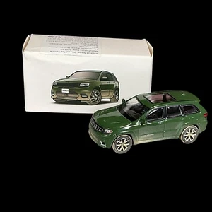Jeep Grand Cherokee Trackhawk JKM diecast 1/64 nuevo en caja verde fangoso - Imagen 1 de 7