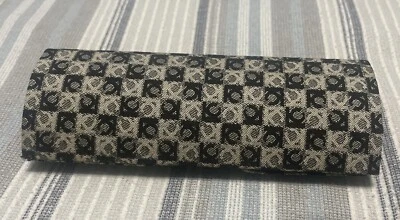 Estuche rígido para gafas de sol Liz Claiborne con logotipo blanco y negro tela Foto 1 de 2