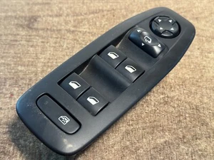 Interruttore comando finestrino lato guida anteriore destro Peugeot 2008 96749624ZD *5 - Foto 1 di 6