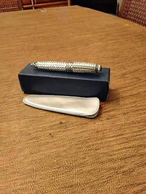 Nuevo mini bolígrafo de cristal con plata con recarga nueva. Foto 1 de 4