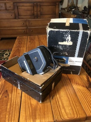 Cámara de cine Bell & Howell 240 vintage 16 mm en caja original  Foto 1 de 4