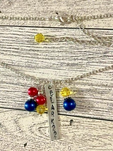 Collar Clark 22 Colores de Indiana Fiebre Estampilla de Metal Única Nuevo Hecho en EE. UU. - Imagen 1 de 3