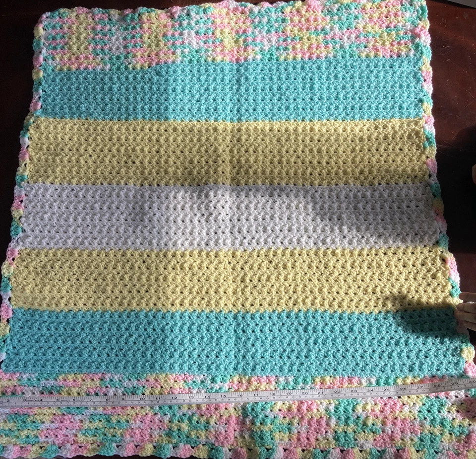 Manta bebé unisex infantil patrón ganchillo verde. Rosa. Amarillo. Pequeño. 31x31 Foto 1 de 1