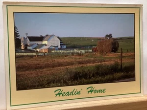 Trabajadores que se dirigen a casa después de un día de trabajo: país Amish - postal vintage - Imagen 1 de 3