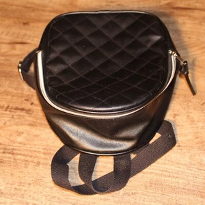 Gesteppter Mini Rucksack Handtasche -- schwarzes Kunstleder, gefüttert Markenlos - Bild 1 von 7