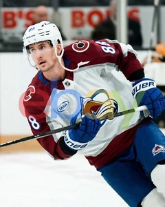 Foto de hockey de Martin Necas on Ice Warmups Colorado Avalanche 8x10 NHL - Imagen 1 de 1
