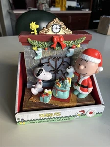 NUEVO Peanuts Snoopy Chimenea Woodstock Charlie Brown Iluminar Música Mesa Pieza - Imagen 1 de 8