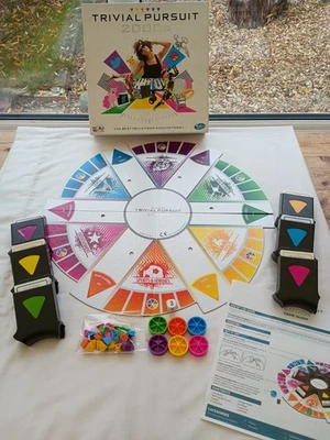 Hasbro Trivial Pursuit 2000s Ed Fun Family Xmas Board Game 100% complete VGC - Image 1 of 4
